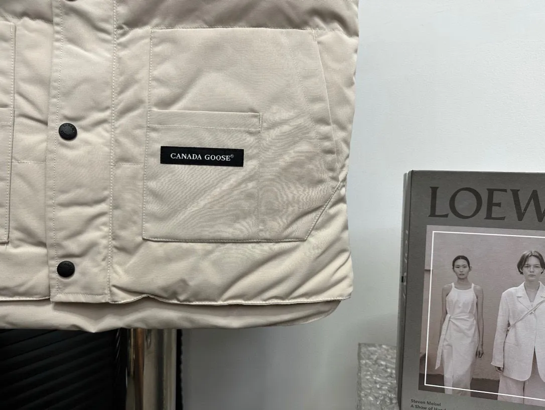 P360 [Canada Goose] Canada Goose #Freestyle Crew 4154M Men’s and Women’s Vest Down# ➖ Imported Behringer embroidery machine with customized 10,000-needle embroidery logo! ➖ Imported 21-count polyester-cotton blended original fabric, using Feather-Light 10D waterproof coating fabric, made of 84.5% polyester fiber and 15.5% cotton, 100% the best feel in the entire network! ➖ The genuine official website uses the national standard 80 white duck down, and will never be misled by false claims such as 90 down or goose down! ➖ 100% nylon nylon lining with double double-layer sealing design to prevent velvet from running away. Top-grade polar fleece is used in the collar and pockets to keep warm and comfortable! ➖ Yoshida YKK provides original custom-made electroplated sliders. YKK two-way lockable zippers are tight and smooth and will not peel off paint! ➖ 3M composite original Velcro is durable, and all accessories and hardware are disassembled and customized! ⛔No slander, no exaggeration, no need for too much copywriting, because it is focused, it is professional!  SIZE: XS S M L XL XXL